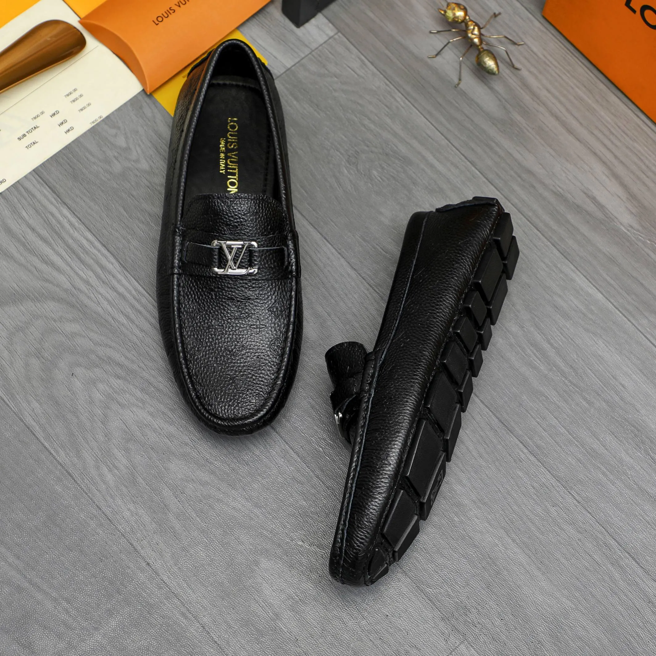 Men's shoes 💰p420 Product trademark: LV (Louis Vuitton) casual slip-on men's shoes Regular size: 38-44 Product material: Selected pebbled cowhide embossed upper, sheepskin lining, rubber outsole